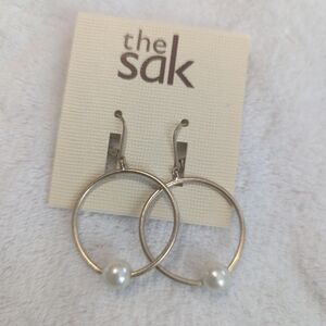 The Sak Gold circle earrings with pearl